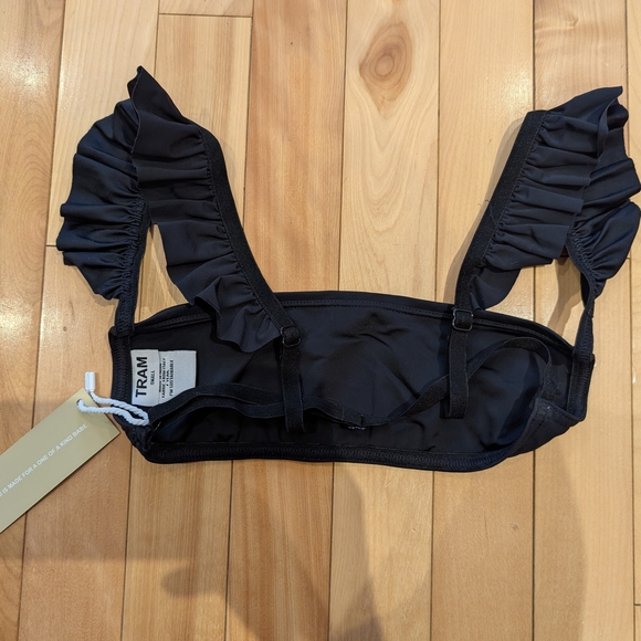 Elegant Black Ruffled Bikini - Picture 2 of 7